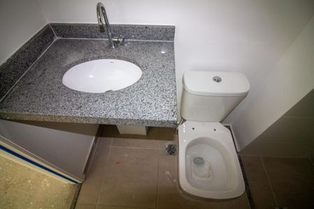 Banheiro de kitnet/studio à venda com 1 quarto, 24m² em Vila Congonhas, São Paulo