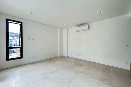Sala de apartamento para alugar com 2 quartos, 85m² em Centro, Florianópolis