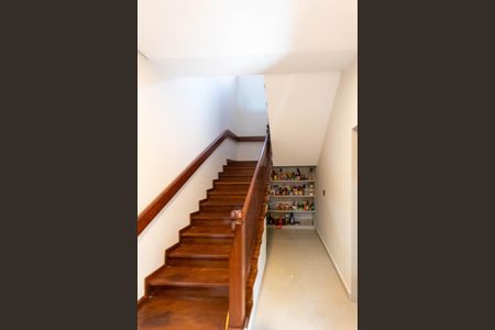 Casa para alugar com 294m², 4 quartos e 4 vagasEscada