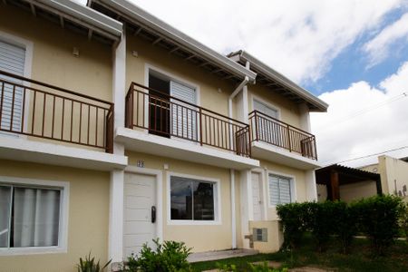 Casa de condomínio para alugar com 60m², 2 quartos e 2 vagas Casa de condomínio para alugar com 60m², 2 quartos e 2 vagasFachada