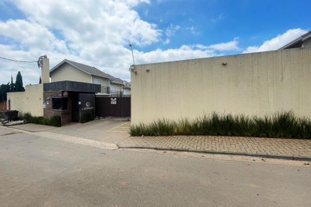 Casa de condomínio para alugar com 60m², 2 quartos e 2 vagas Casa de condomínio para alugar com 60m², 2 quartos e 2 vagasFachada