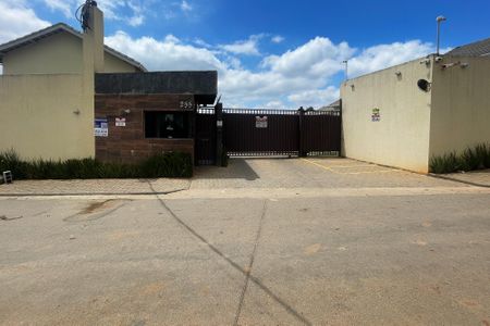 Casa de condomínio para alugar com 60m², 2 quartos e 2 vagas Casa de condomínio para alugar com 60m², 2 quartos e 2 vagasFachada