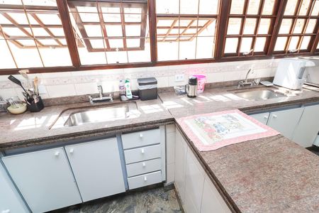 Casa à venda com 672m², 6 quartos e 2 vagasCozinha