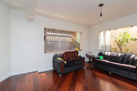 Casa à venda com 672m², 6 quartos e 2 vagasAntessala