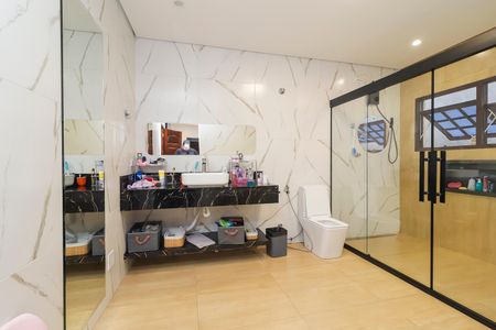 Casa à venda com 672m², 6 quartos e 2 vagasBanheiro da Suíte 1