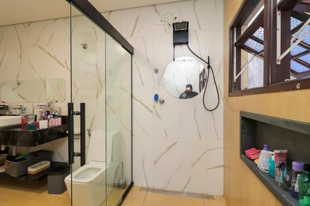 Casa à venda com 672m², 6 quartos e 2 vagasBanheiro da Suíte 1