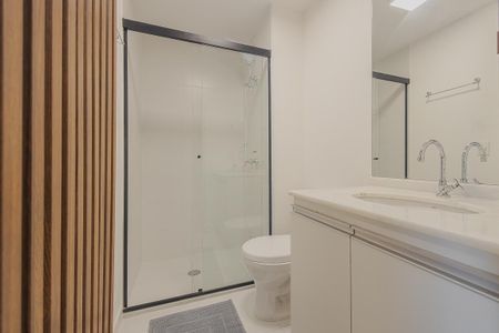 Banheiro de kitnet/studio para alugar com 1 quarto, 26m² em Pinheiros, São Paulo