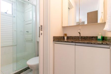 Banheiro Social de kitnet/studio para alugar com 1 quarto, 17m² em Rebouças, Curitiba