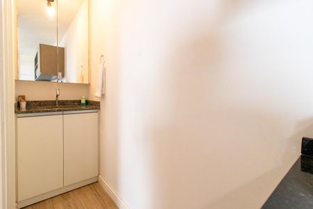 Banheiro Social de kitnet/studio para alugar com 1 quarto, 17m² em Rebouças, Curitiba