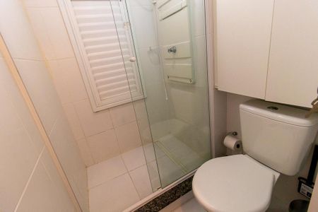 Banheiro Social de kitnet/studio para alugar com 1 quarto, 17m² em Rebouças, Curitiba