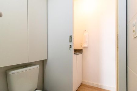 Banheiro Social de kitnet/studio para alugar com 1 quarto, 17m² em Rebouças, Curitiba