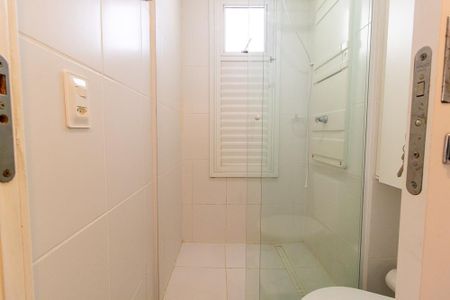 Banheiro Social de kitnet/studio para alugar com 1 quarto, 17m² em Rebouças, Curitiba