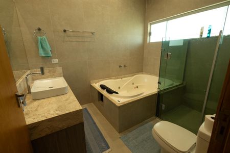 Casa de condomínio para alugar com 307m², 3 quartos e 4 vagas Casa de condomínio para alugar com 307m², 3 quartos e 4 vagasBanheiro da Suíte