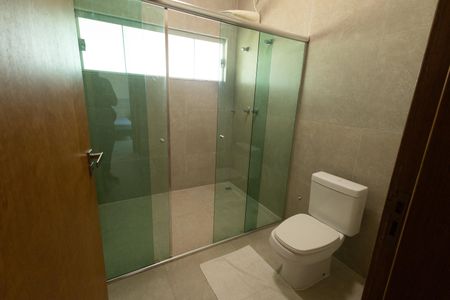 Casa de condomínio para alugar com 307m², 3 quartos e 4 vagas Casa de condomínio para alugar com 307m², 3 quartos e 4 vagasBanheiro da Suíte