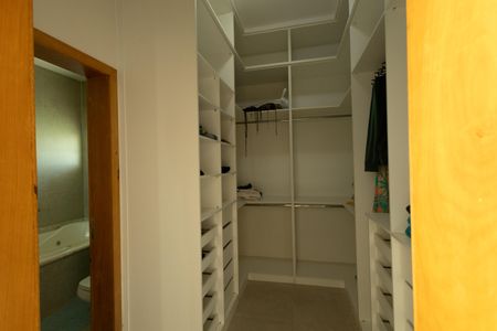 Casa de condomínio para alugar com 307m², 3 quartos e 4 vagas Casa de condomínio para alugar com 307m², 3 quartos e 4 vagasCloset da suíte