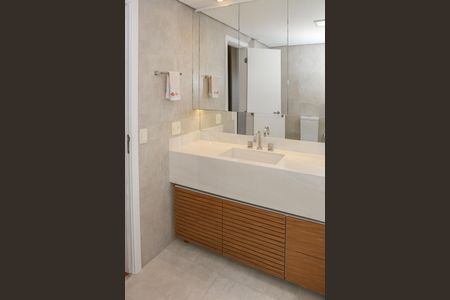 Apartamento para alugar com 187m², 3 quartos e 3 vagas Apartamento para alugar com 187m², 3 quartos e 3 vagasBanheiro da Suíte 1