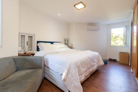 Casa à venda com 270m², 4 quartos e 2 vagasSuíte 1