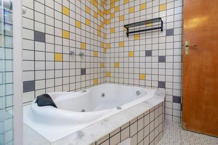 Casa à venda com 270m², 4 quartos e 2 vagasSuíte 1 - Banheiro