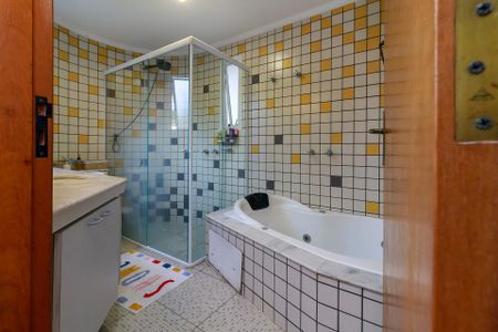 Casa à venda com 270m², 4 quartos e 2 vagasSuíte 1 - Banheiro