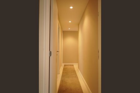 Apartamento para alugar com 242m², 4 quartos e 4 vagasCorredor acesso aos quartos