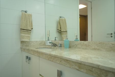 Apartamento para alugar com 242m², 4 quartos e 4 vagasBanheiro da Suíte 1