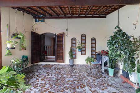 Casa à venda com 250m², 3 quartos e 2 vagas Casa à venda com 250m², 3 quartos e 2 vagasVaranda