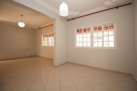 Casa para alugar com 132m², 4 quartos e 3 vagasSala