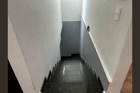 Casa à venda com 164m², 3 quartos e 3 vagas Casa à venda com 164m², 3 quartos e 3 vagasEscada