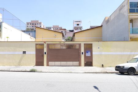 Casa de condomínio à venda com 65m², 2 quartos e 1 vaga Casa de condomínio à venda com 65m², 2 quartos e 1 vagaFachada do condomínio - Placa instalada no portão do condomínio - Código da placa: HBJM-55