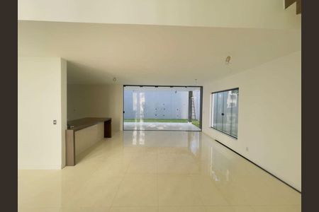 Casa à venda com 3 quartos, 268m² em Maria Paula, Niterói