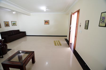 Casa para alugar com 326m², 3 quartos e 3 vagasSala