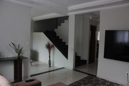 Casa para alugar com 240m², 3 quartos e 2 vagasSala de TV
