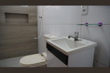Banheiro de casa de condomínio para alugar com 1 quarto, 25m² em Jardim Vila Galvao, Guarulhos
