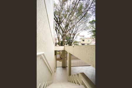 Casa à venda com 170m², 2 quartos e 2 vagas Casa à venda com 170m², 2 quartos e 2 vagasEscada de entrada