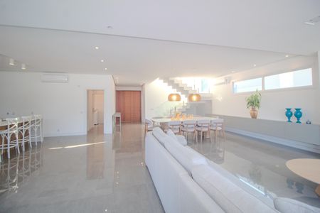 Casa de condomínio para alugar com 311m², 4 quartos e 4 vagas Casa de condomínio para alugar com 311m², 4 quartos e 4 vagasSala/Cozinha