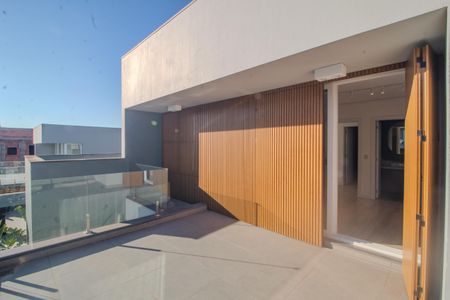 Casa de condomínio para alugar com 311m², 4 quartos e 4 vagas Casa de condomínio para alugar com 311m², 4 quartos e 4 vagasVaranda