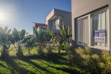 Casa de condomínio para alugar com 311m², 4 quartos e 4 vagas Casa de condomínio para alugar com 311m², 4 quartos e 4 vagasPlaca