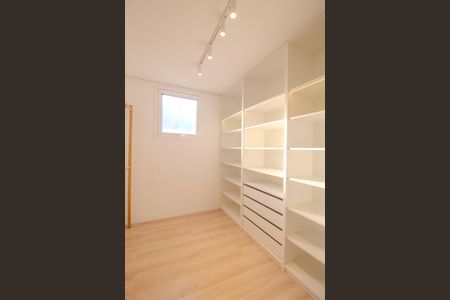 Casa de condomínio para alugar com 311m², 4 quartos e 4 vagas Casa de condomínio para alugar com 311m², 4 quartos e 4 vagasCloset