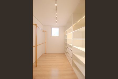 Casa de condomínio para alugar com 311m², 4 quartos e 4 vagas Casa de condomínio para alugar com 311m², 4 quartos e 4 vagasCloset