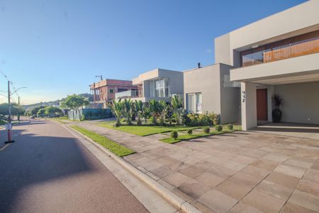 Casa de condomínio para alugar com 311m², 4 quartos e 4 vagas Casa de condomínio para alugar com 311m², 4 quartos e 4 vagasFachada