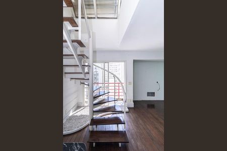 Apartamento à venda com 75m², 1 quarto e 2 vagas Apartamento à venda com 75m², 1 quarto e 2 vagasEscada