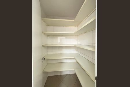 Apartamento para alugar com 212m², 4 quartos e 4 vagas Apartamento para alugar com 212m², 4 quartos e 4 vagasCozinha despensa