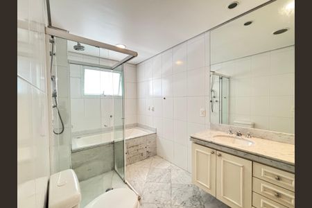 Apartamento para alugar com 212m², 4 quartos e 4 vagas Apartamento para alugar com 212m², 4 quartos e 4 vagasBanheiro da Suíte 4