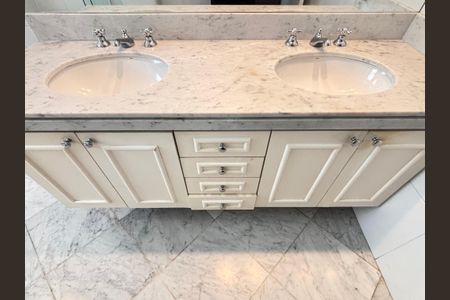 Apartamento para alugar com 212m², 4 quartos e 4 vagas Apartamento para alugar com 212m², 4 quartos e 4 vagasBanheiro da Suíte 4