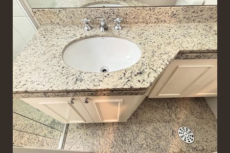 Apartamento para alugar com 212m², 4 quartos e 4 vagas Apartamento para alugar com 212m², 4 quartos e 4 vagasBanheiro da Suíte 3