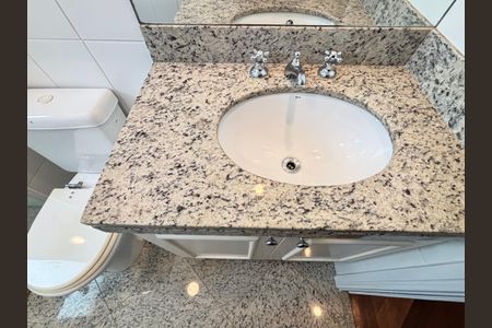 Apartamento para alugar com 212m², 4 quartos e 4 vagas Apartamento para alugar com 212m², 4 quartos e 4 vagasBanheiro da Suíte 1