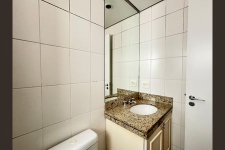 Apartamento para alugar com 212m², 4 quartos e 4 vagas Apartamento para alugar com 212m², 4 quartos e 4 vagasBanheiro da Suíte 2