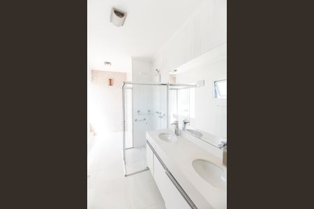 Casa de condomínio para alugar com 600m², 4 quartos e 9 vagas Casa de condomínio para alugar com 600m², 4 quartos e 9 vagasBanheiro da Suíte