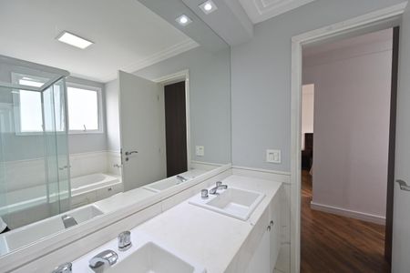 Apartamento à venda com 170m², 3 quartos e 4 vagasBanheiro da Suíte 1