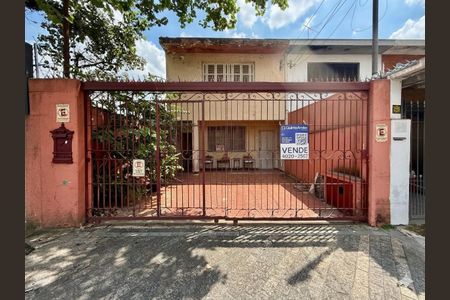 Casa à venda com 170m², 4 quartos e 2 vagas Casa à venda com 170m², 4 quartos e 2 vagasFachada